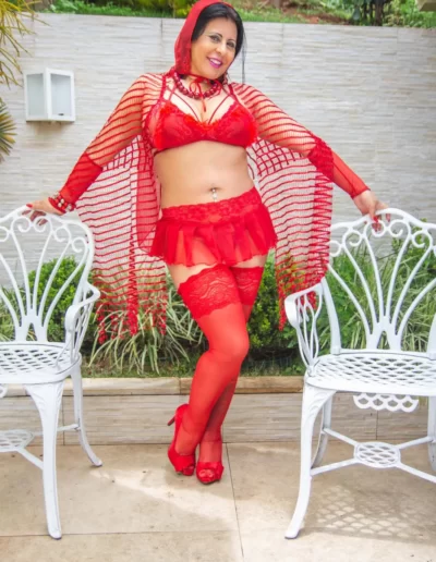 Lizza Bell vestita da sexy cappuccetto rosso