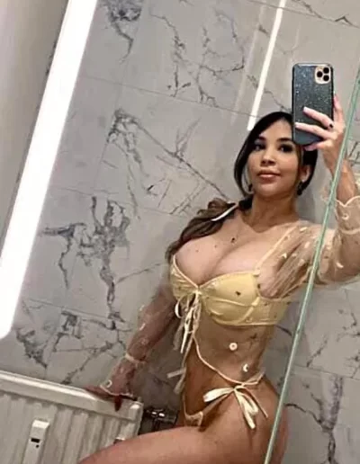 Sexy selfie in doccia di Violetta escort cubana